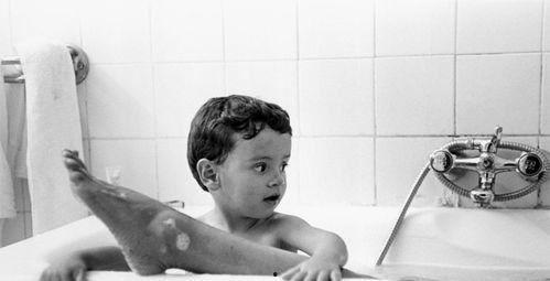 男孩洗澡视频,温馨家庭时光捕捉