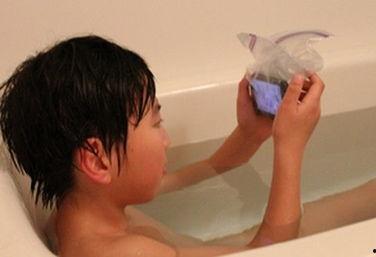 男孩洗澡视频,温馨家庭时光捕捉