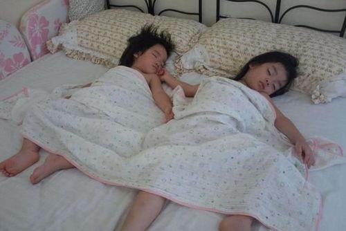 男孩洗澡视频,温馨家庭时光捕捉