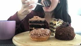 韩国大胃王吃蛋糕视频,一口接一口的狂热对决