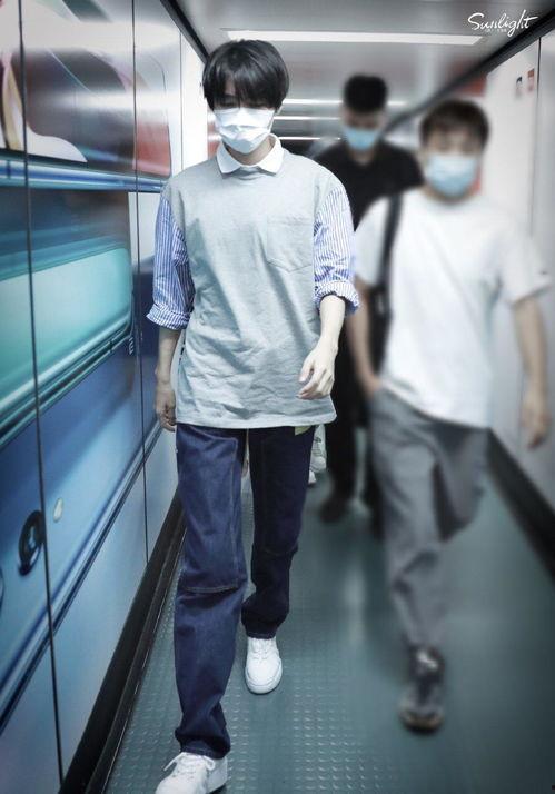 王俊凯机场视频